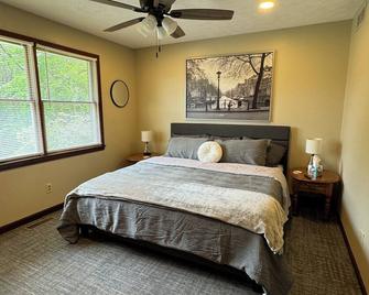 The Fairfield Farmhouse: Perfect for Relaxing Getaways! - Bellbrook - Bedroom