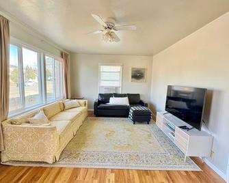 Historic 2 bedroom home in Old Town-main floor - Pocatello - Living room
