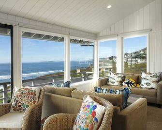 Location Location ! Steps from the Beach - Dillon Beach - Living room