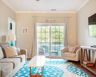 Comfy, Convenient Close to Rehoboth and Lewes! - Rehoboth Beach - Living room