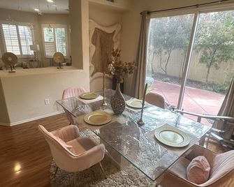 Gorgeous house in Irvine - Irvine - Dining room