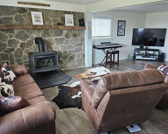 Finger Lakes House has private Pool, Fire Pit & Extra Amenities in Hammondsport - Hammondsport - Sala de estar