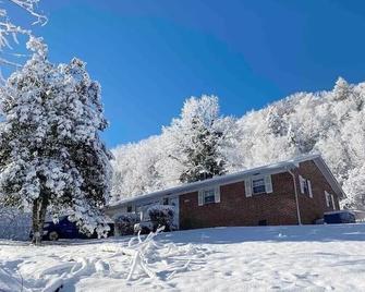 Peaceful, Private Mountain Cottage 13miles from Gatlinburg & Pigeon Forge. - Cosby