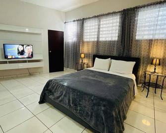 Roomy and Equipped-15 Mins to the Beach, Airport, and Dining - San Juan - Habitación