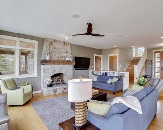 Seascape Retreat - Hot Tub and Ocean View - Cannon Beach - Wohnzimmer