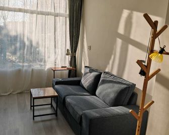 Studio Breda Modern Furnishing space with a comfortable, 4min drive station. - Breda - Huiskamer