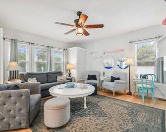 White beaches, walk to restaurants and shops! Family vacation /Romantic getaway! - Clearwater Beach - Living room