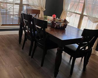 Beautiful four bedroom home with a gym and huge TV’s!! - Midland - Dining room