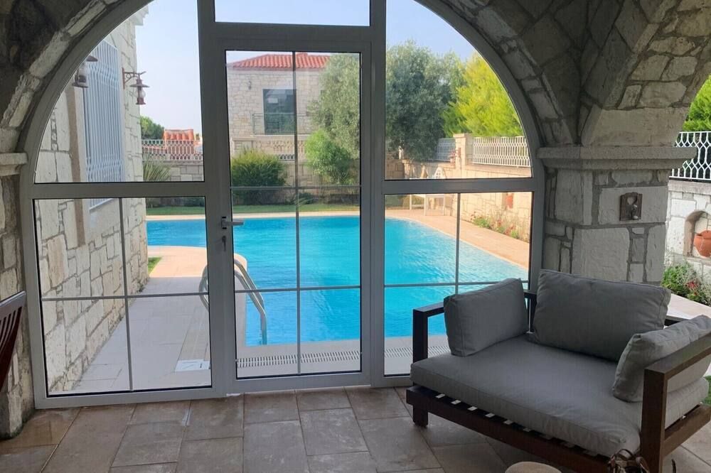 Vacation villa in Cesme, Turkey with private pool and 150 mt to the beach. - سسمى - حوض السباحة