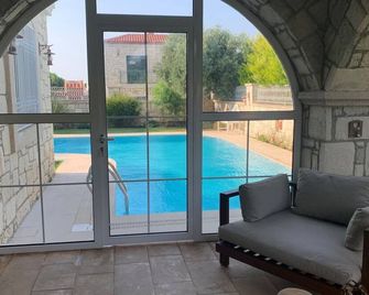 Vacation villa in Cesme, Turkey with private pool and 150 mt to the beach. - سسمى - حوض السباحة