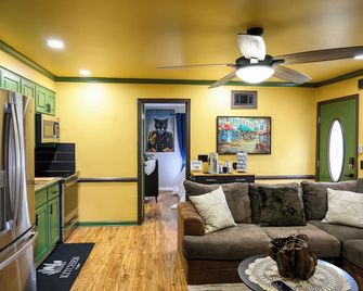 Fort Jackson Grad & Usc Stay 2br Parking Smart Kitchen, Concierge Guide - West Columbia - Living room