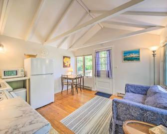 Couples Getaway Near Beaches Northport Cottage - Northport - Sala de estar