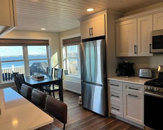 Charming Lakefront Cottage - Newport - Dining room