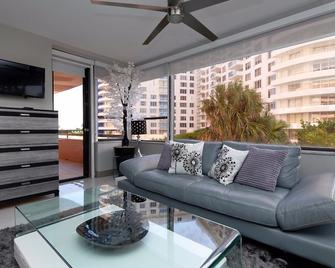 Family Friendly Modern Beachfront Apartment - 519 - Miami Beach - Wohnzimmer