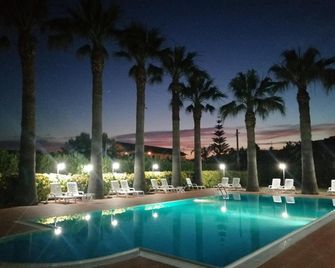 Villa Laura Residence Hotel Apartments & Studios - Ascea - Piscina