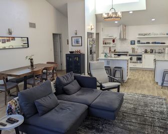 Modern open floor plan 3BR house near downtown, street car and Mercado - Tucson - Chambre