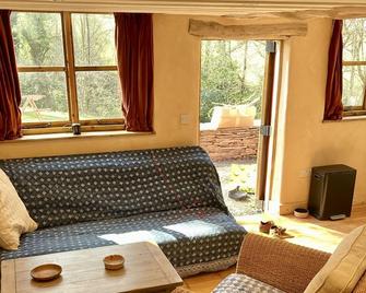 The Red Shed - A cosy woodland cabin with woodburner - Ruthin - Huiskamer