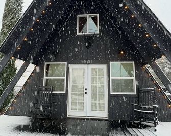 Charming 2-bedroom A-Frame cabin with AC, WiFi in tranquil Frazier Park - Frazier Park - Building