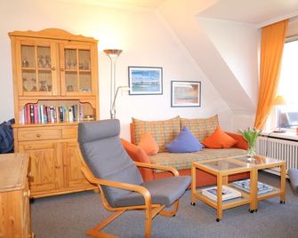 Dünenrose br- dune location directly on the beach crossing Wenningstedt -brThis vacation apartment is located on the upper floor of a small residential complex in a fantastic dune location directly on the beach. You can't get any closer to the beach. - Wenningstedt-Braderup - Wohnzimmer