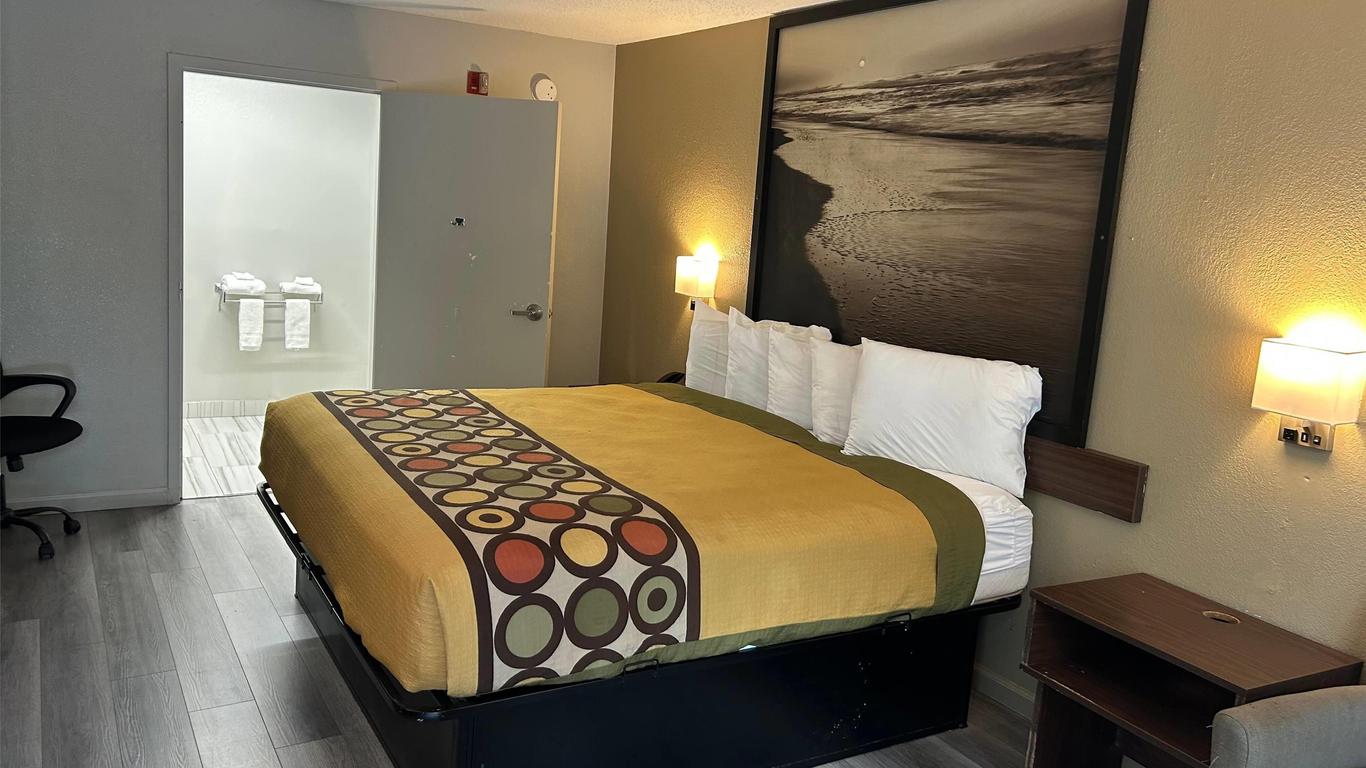 Super 8 by Wyndham Fayetteville