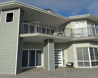 Ocean Oasis home @ the beach with views and pool - Yanchep - Edificio