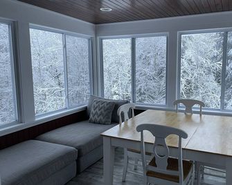 Adventurebrook, bike, ski & hike out your front door! 0.25 miles to lower lift! - East Burke - Dining room
