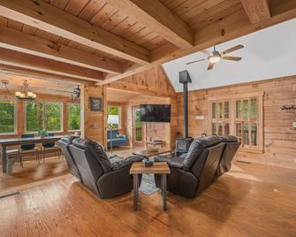 Luxury Cabin 45 Min to Asheville Hot Tub & Fire pit - Marion - Living room