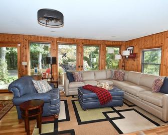 Sleepy View Retreat - Berkeley Springs - Living room