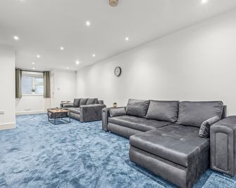 Luxury 2br City Apt With Parking Sleeps 8 - Nottingham - Living room