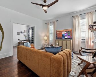 Historic Charm Apt Near Pearl, Downtown & Brackenridge - San Antonio - Living room