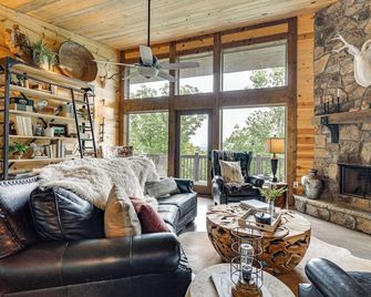 2 Decks, Grill, Hot Tub Mountain Cabin in Murphy - Murphy - Living room