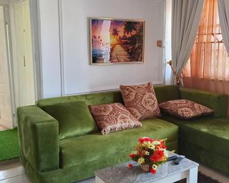 Beautifully furnished 2 bedrooms apartments with kitchen and mountain view - Akure - Living room