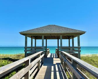 Cozy Beachfront Getawaystudiokitchenpoolwifisteps From The Ocean - Atlantic Beach - Balcón