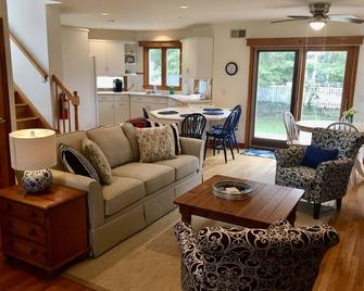Sea Girt Bright & Spacious Beach House. Book Now For The Holidays! - Sea Girt - Sala de estar