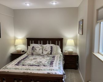 Mountain retreat with hot tub, private deck, kitchen & stunning views. - Eagle River - Habitación