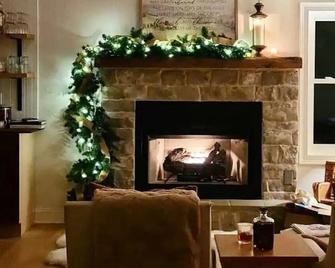 Creekside With Hot Tub, Gas Fireplace, Fishing, Minutes to Downtown and Omni Spa - Bedford - Wohnzimmer