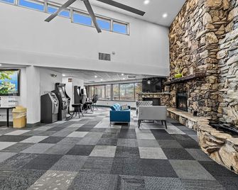 Ramada by Wyndham Stevens Point - Stevens Point - Lobby