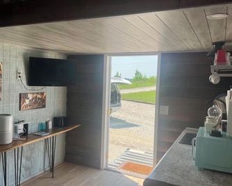 Cozy tiny cabin 1 mile from Long Branch state parks Marina, Beach & Boat Ramp - Macon