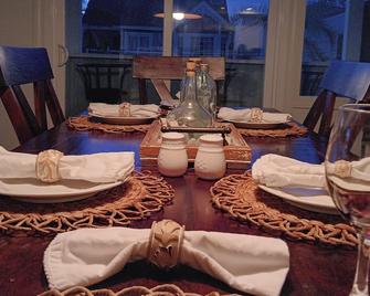 Silverstrand Getaway, walk to beach, sleeps 6 - Port Hueneme - Dining room