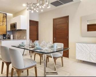 Located between Tule Beach and Tequila Cove Beach - Villa La Valencia - 卡波聖盧卡 - 餐廳