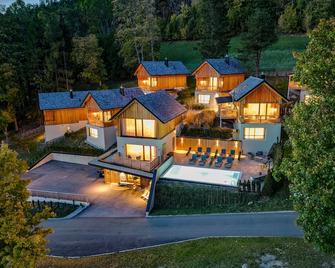 Hideaway Hotel Montestyria Chalets & Suiten - Mariazell - Building