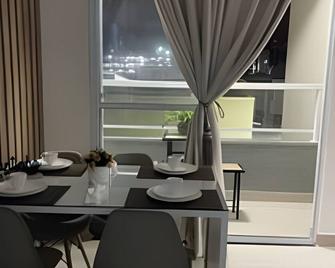 (208)Apt de luxo com varanda 2 quartos 1km do Mar - Cabedelo - Comedor
