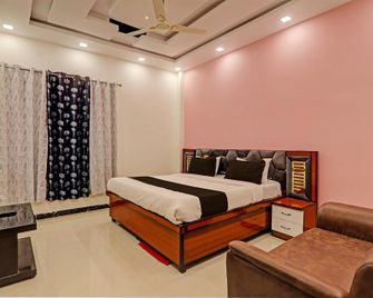 Hotel O Awadh International - Pratāpgarh - Bedroom