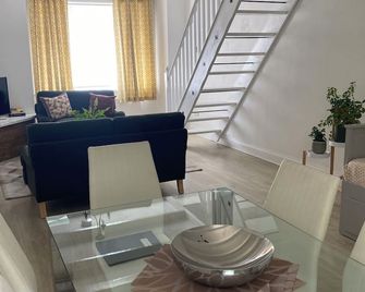 3BR Victorian Cottage with garden, close to Windsor and Heathrow - Colnbrook with Poyle - Dining room