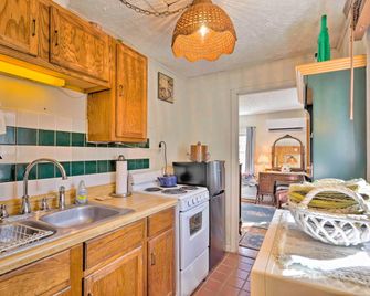 Screened Porch: 'The Rock Cottage' in Hot Springs - Hot Springs - Kitchen