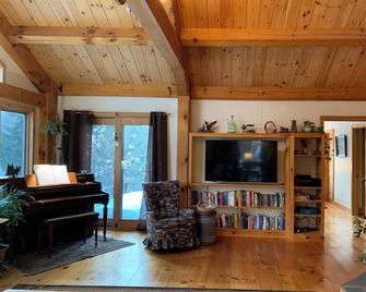 Mountain Vista Retreat in Chittenden - Close to Ski Resorts and Mt Top Resort - Chittenden - Living room