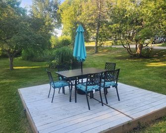 Beautiful remodeled house a short walk to lake with shared pier. - Delavan - Innenhof