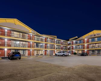 Super 8 by Wyndham Metairie - Metairie - Bygning