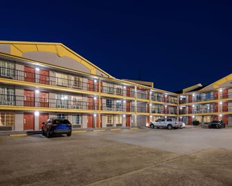 Super 8 by Wyndham Metairie - Metairie - Gebäude