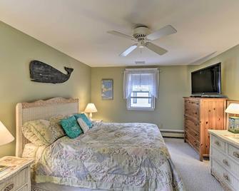 Charming East Falmouth Home Walk to Private Beach - Falmouth - Bedroom
